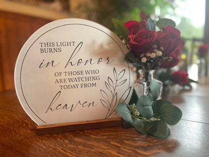 Round white in memory wedding sign rental reading 'This light burns in honor of those who are watching today from heaven' with red roses and eucalyptus | Reno, Lake Tahoe & Sacramento